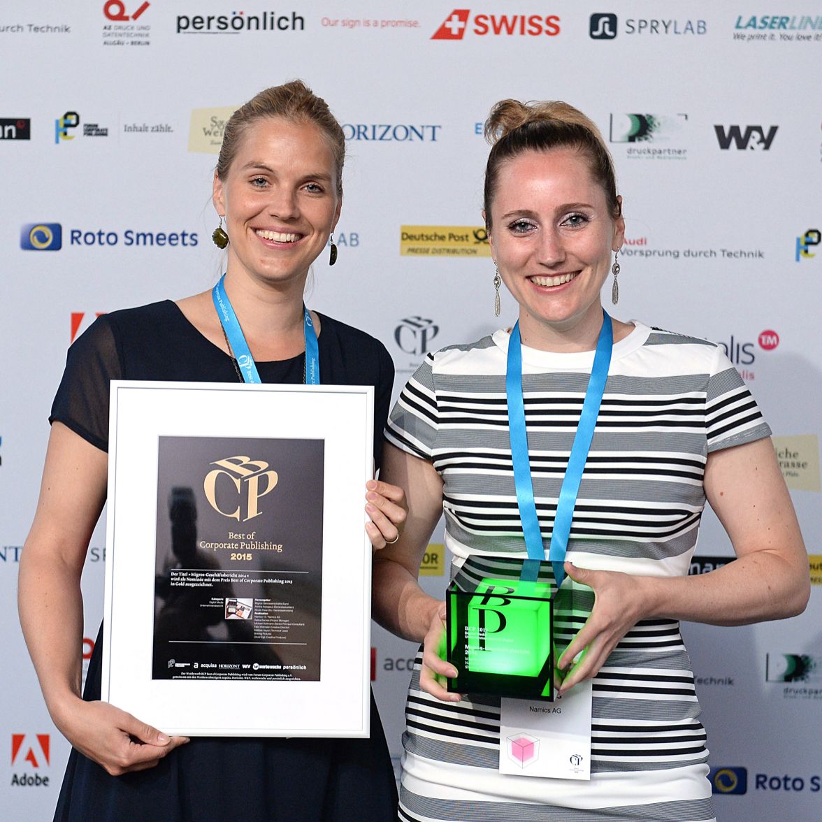 Leandra Simovic und Selina Hasenböhler Backes mit dem Best of Corporate Publishing Award für den Migros Geschäftsbericht