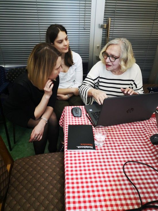 Namics Belgrad gibt einen Computerkurs für Senioren