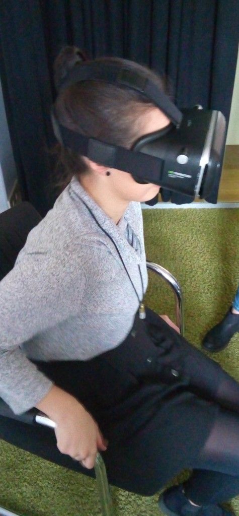 Eine Testerin der VR Brille muss sich festhalten!