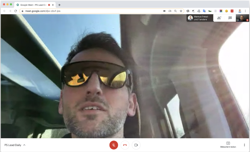 Screenshot von Thomas im Auto während Hangout-Call