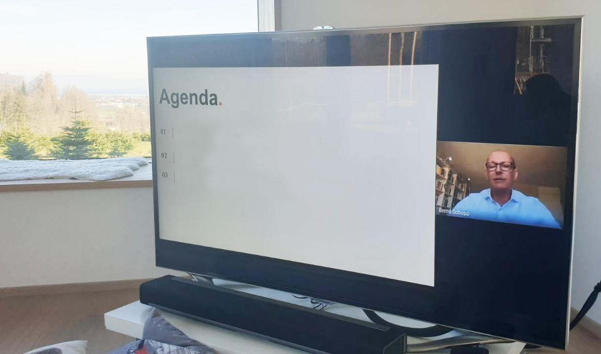 All-hands-meeting auf dem Fernseher im Wohnzimmer