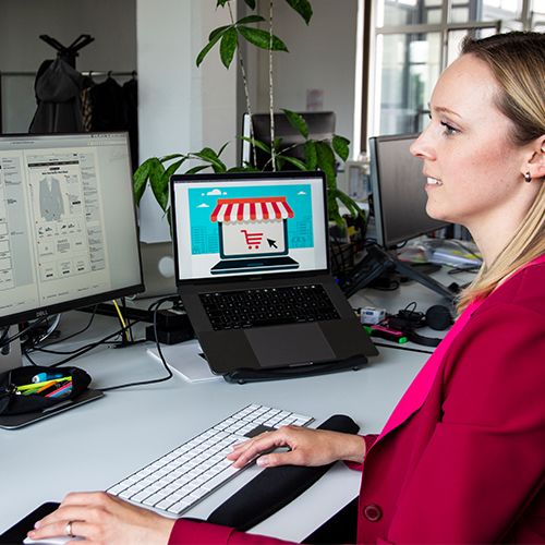 Merkle employee works on the concept of an online shop 